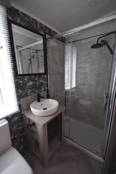 2 Bedroom Villa - Lakeside Holiday Park Merston Екстер'єр фото